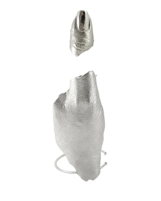 HAND JEWELRY OF A FLAYED THUMB